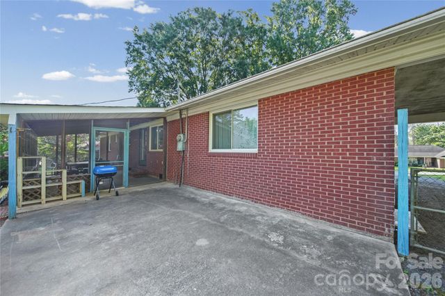 323 Meadowbrook Drive, Matthews, NC 28104