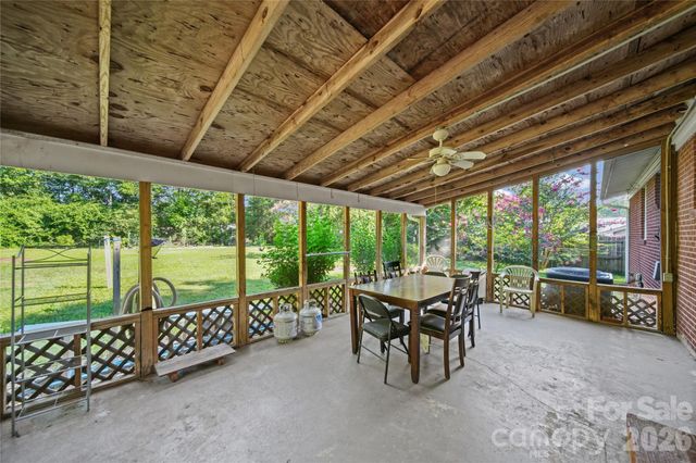 323 Meadowbrook Drive, Matthews, NC 28104