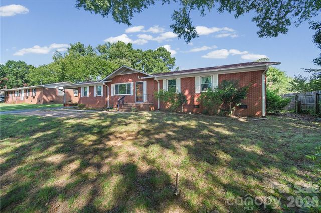 323 Meadowbrook Drive, Matthews, NC 28104
