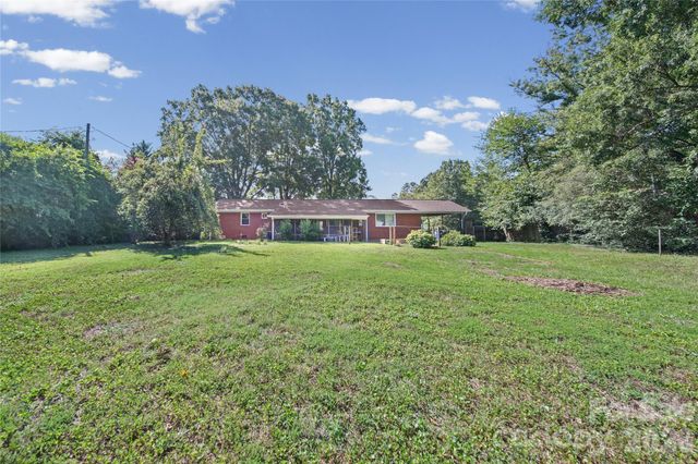 323 Meadowbrook Drive, Matthews, NC 28104