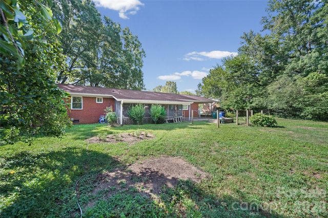 323 Meadowbrook Drive, Matthews, NC 28104