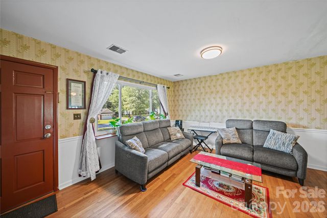 323 Meadowbrook Drive, Matthews, NC 28104