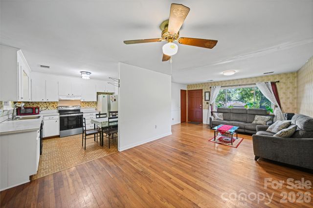 323 Meadowbrook Drive, Matthews, NC 28104