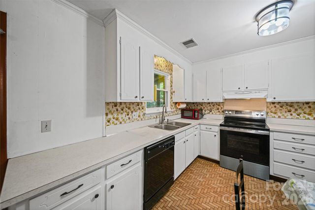 323 Meadowbrook Drive, Matthews, NC 28104