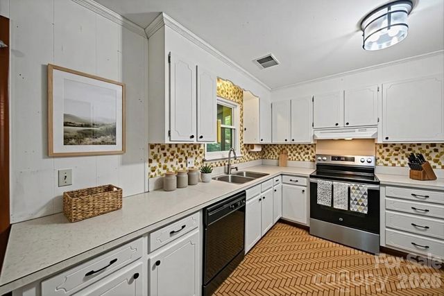323 Meadowbrook Drive, Matthews, NC 28104