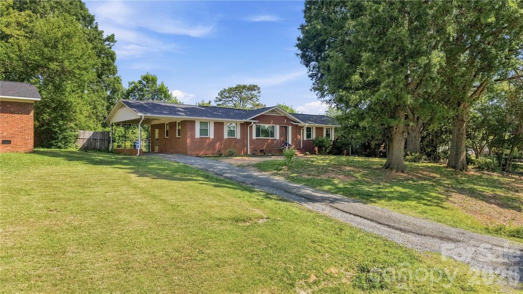 323 Meadowbrook Drive, Matthews, NC 28104