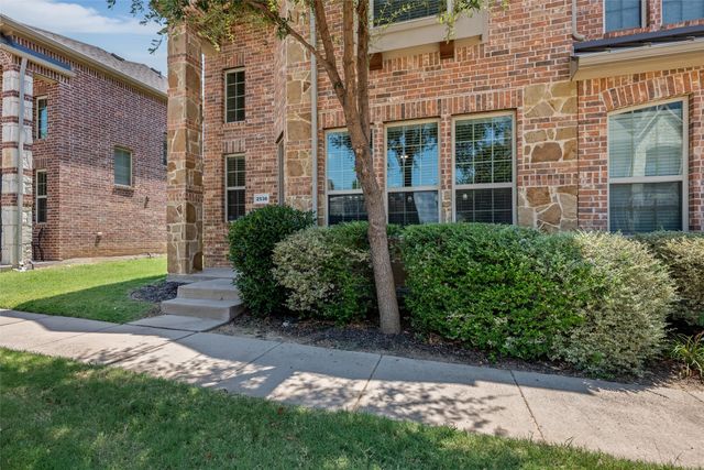 2536 Sarah Lane, Lewisville, TX 75056