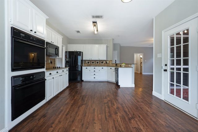 1803 Hunters Ridge Drive, Grapevine, TX 76051