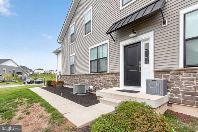 25 TAMARACK CIR, Norristown, PA 19403