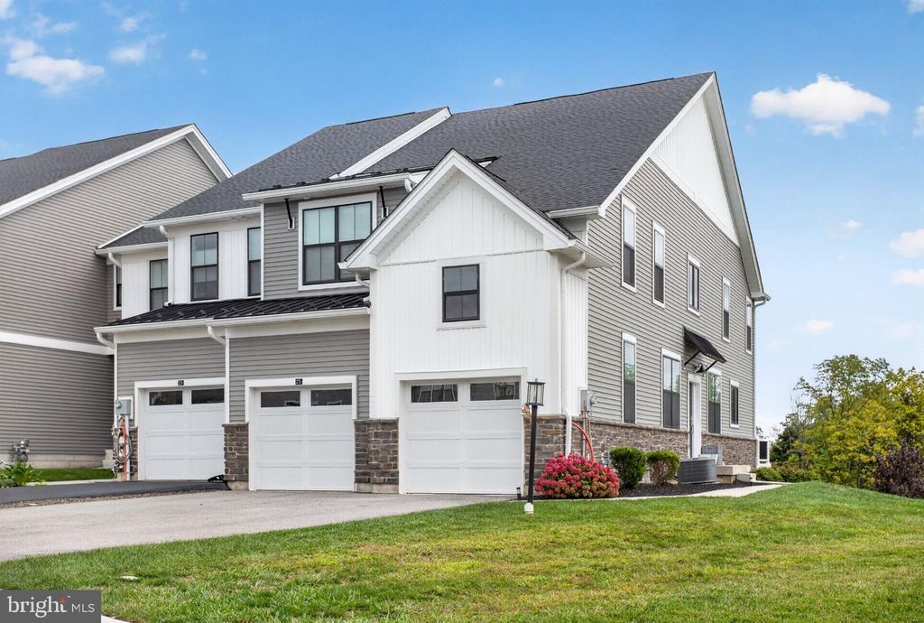 25 TAMARACK CIR, Norristown, PA 19403 — photo 2