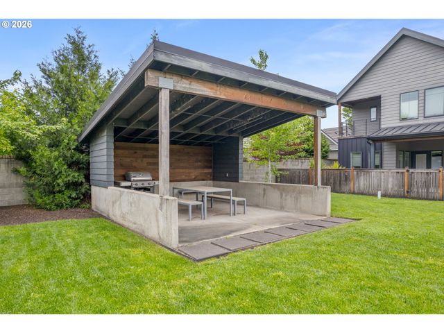 1921 ELKHORN Dr, Eugene, OR 97408