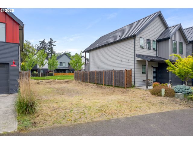1921 ELKHORN Dr, Eugene, OR 97408