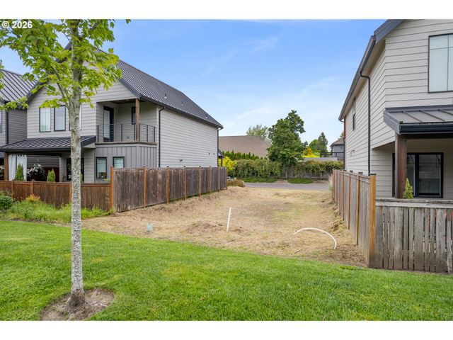1921 ELKHORN Dr, Eugene, OR 97408