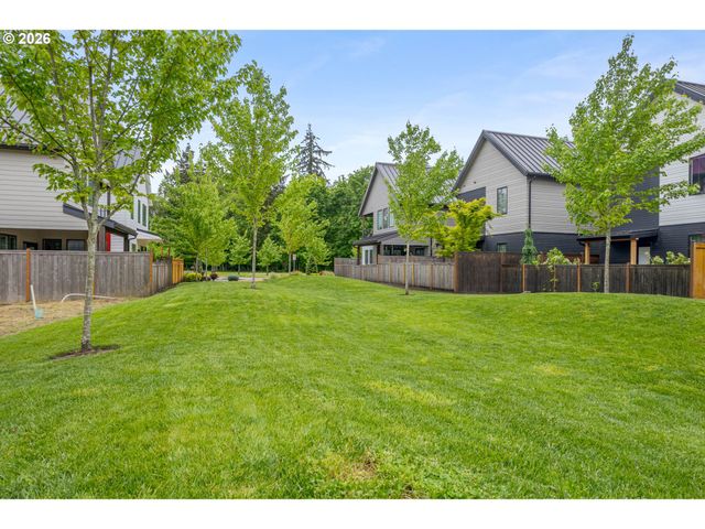 1921 ELKHORN Dr, Eugene, OR 97408