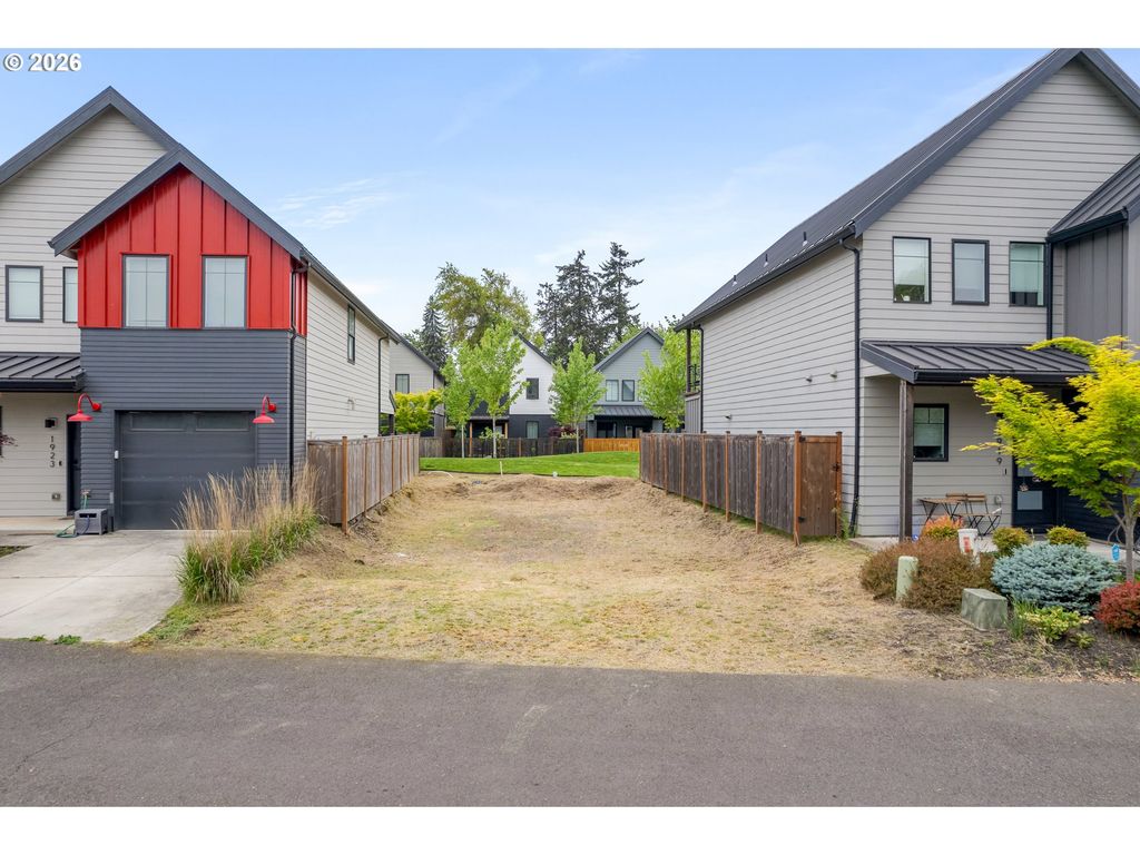 1921 ELKHORN Dr, Eugene, OR 97408