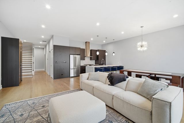 725 W 17th Street 3, Chicago, IL 60616