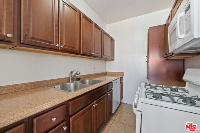 5320 W Olympic Boulevard 8, Los Angeles, CA 90036