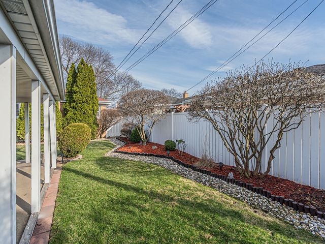 4928 N New England Avenue, Chicago, IL 60656