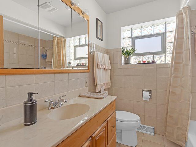 4928 N New England Avenue, Chicago, IL 60656