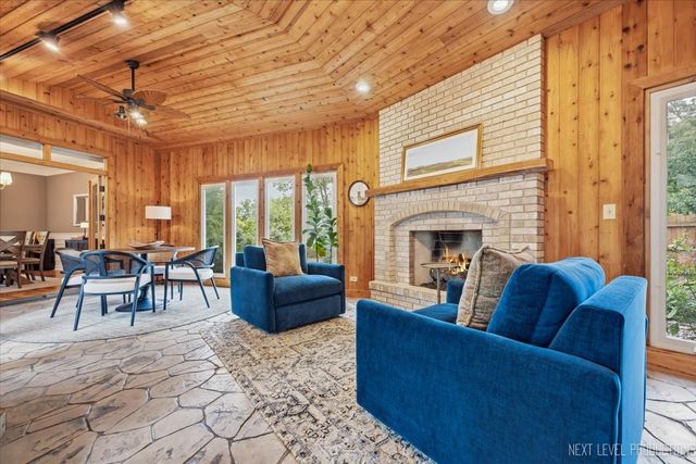3201 Greenwood Lane, St. Charles, IL 60175