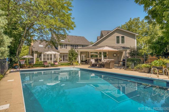 3201 Greenwood Lane, St. Charles, IL 60175