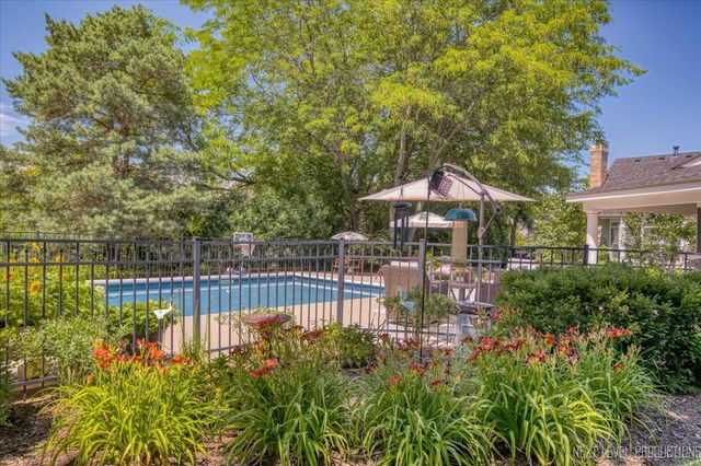 3201 Greenwood Lane, St. Charles, IL 60175