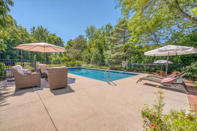 3201 Greenwood Lane, St. Charles, IL 60175