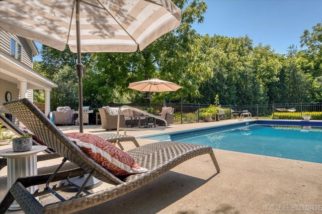 3201 Greenwood Lane, St. Charles, IL 60175