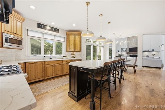 3201 Greenwood Lane, St. Charles, IL 60175