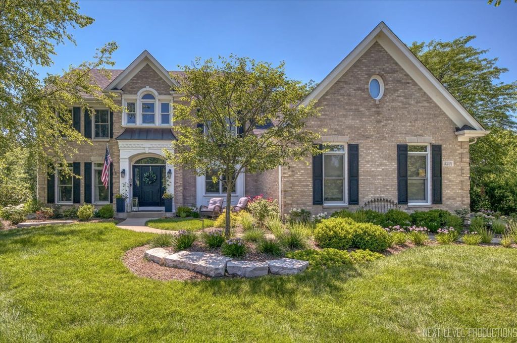 3201 Greenwood Lane, St. Charles, IL 60175
