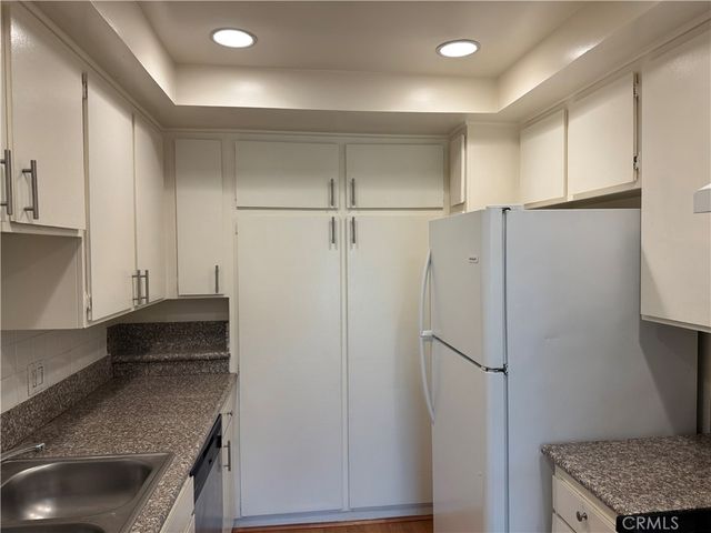 12830 Burbank, Valley Village, CA 91607