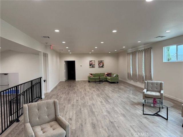 12830 Burbank, Valley Village, CA 91607