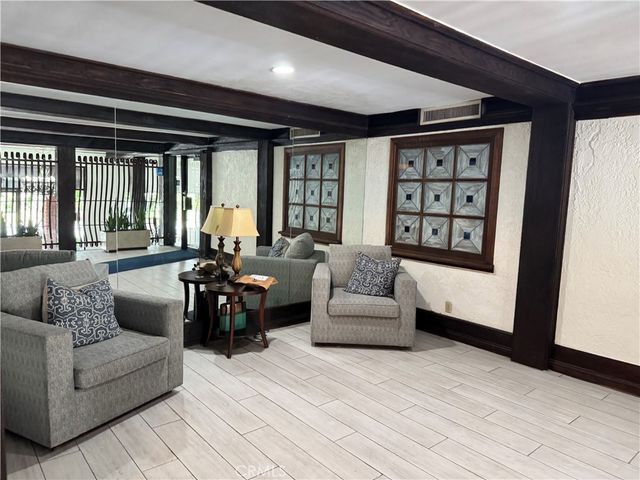 12830 Burbank, Valley Village, CA 91607