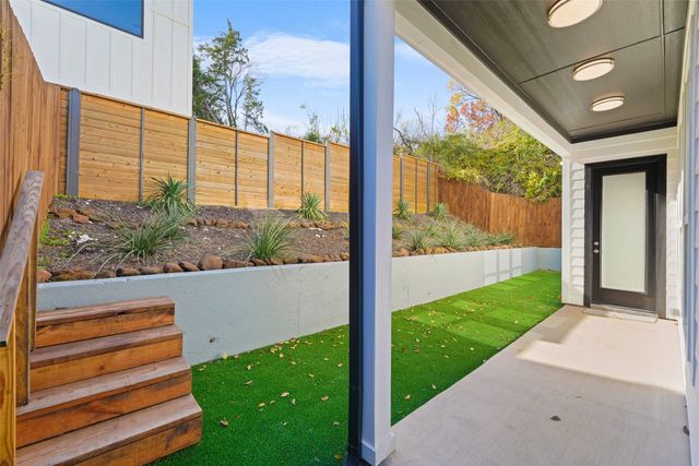 1320 Compton Street, Dallas, TX 75203