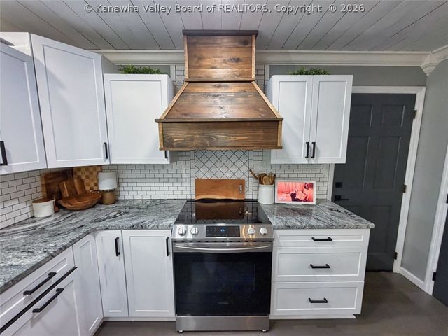 1703 Oak Knolls Road, Charleston, WV 25314