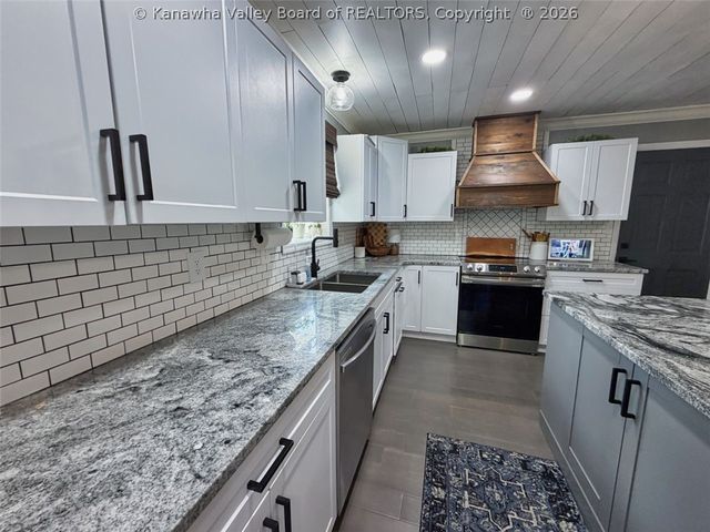 1703 Oak Knolls Road, Charleston, WV 25314