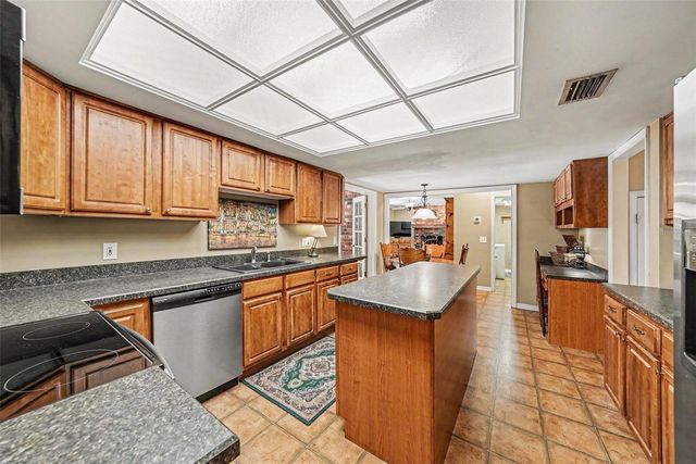 6612 PEACHTREE DRIVE, Tampa, FL 33617