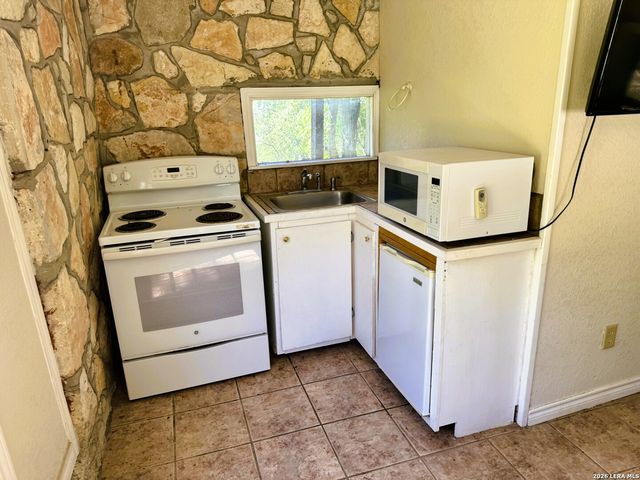 330 PRIVATE ROAD 2610, Mico, TX 78056