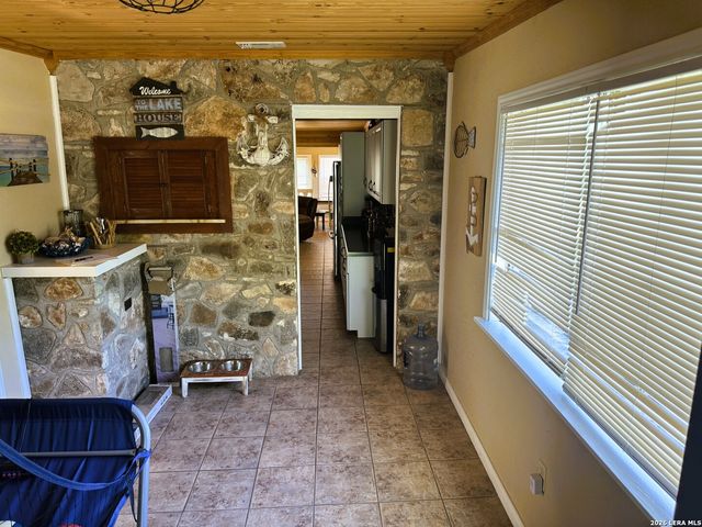 330 PRIVATE ROAD 2610, Mico, TX 78056