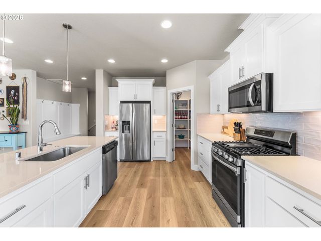 826 W GOLDEN EAGLE Dr, La Center, WA 98629