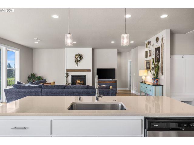 826 W GOLDEN EAGLE Dr, La Center, WA 98629