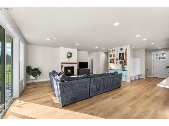 826 W GOLDEN EAGLE Dr, La Center, WA 98629