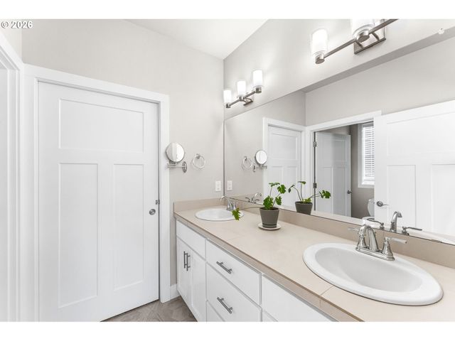 826 W GOLDEN EAGLE Dr, La Center, WA 98629