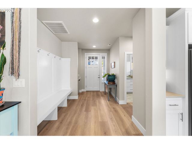 826 W GOLDEN EAGLE Dr, La Center, WA 98629