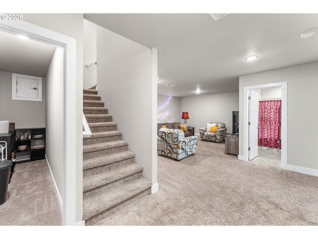 826 W GOLDEN EAGLE Dr, La Center, WA 98629
