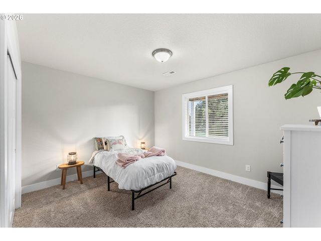 826 W GOLDEN EAGLE Dr, La Center, WA 98629