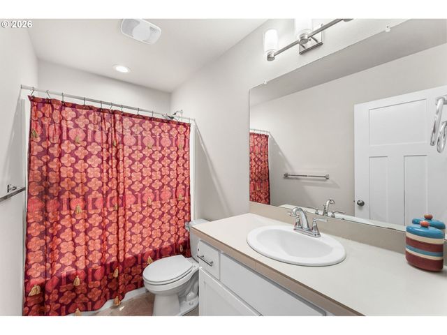 826 W GOLDEN EAGLE Dr, La Center, WA 98629