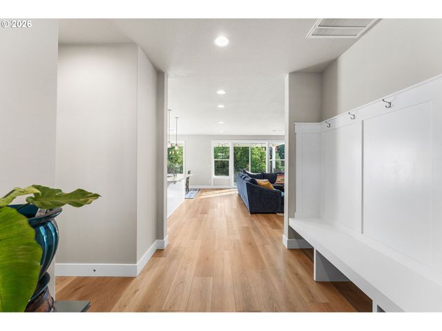826 W GOLDEN EAGLE Dr, La Center, WA 98629