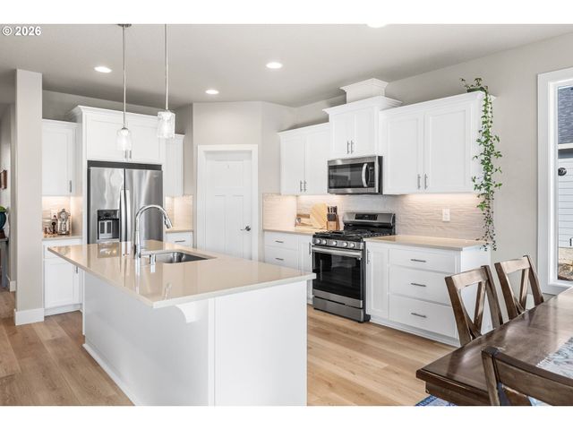 826 W GOLDEN EAGLE Dr, La Center, WA 98629