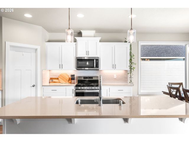 826 W GOLDEN EAGLE Dr, La Center, WA 98629